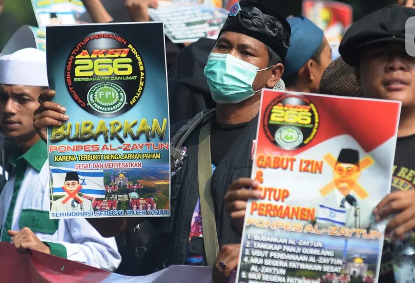 Pasca Jebolnya Gedung Al Khoziny, Kemenag Dorong Ponpes Jombang Urus Izin Segera 1 065091600 1687773729 Aksi tutup Ponpes Al Zaytun IMAM 1 1