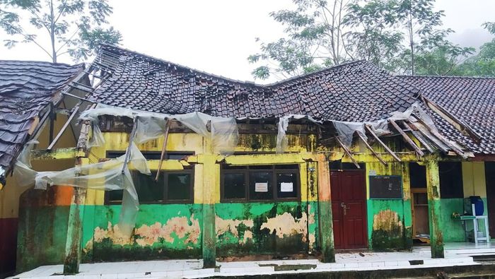 53 Sekolah Dasar di Tasikmalaya Direvitalisasi, Bukti Nyata Program Cecep-Asep 3 salah satu kondisi sekolah sd di tasikmalaya yang kondisinya memprihatinkan 169 1